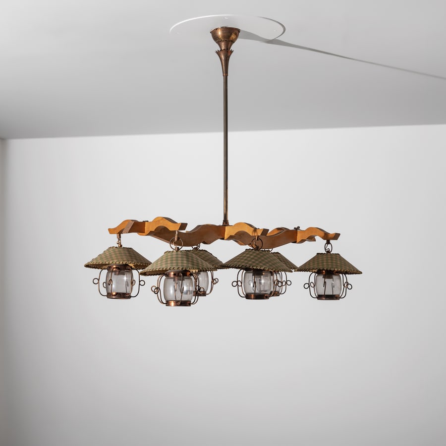 LUMEN: Lampada a sospensione. Ottone ramato, legno di acero, vetro soffiato, cartone pressato, corda. Milano, anni '40. con paralumi cm 86x80x48 ca. A CEILING LAMP BY LUMEN Cfr.: Pubblicità d'Epoca Lume