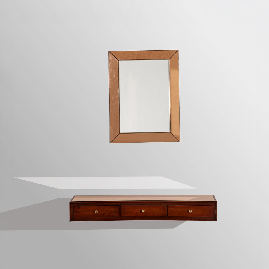 FONTANA ARTE: Consolle pensile e specchiera. Vetro specchiato, vetro colorato specchiato e molato. Legno di mogano e legno di frutto. Ottone. Produzione Fontana Arte, anni '50. Marchio impresso sul retro della