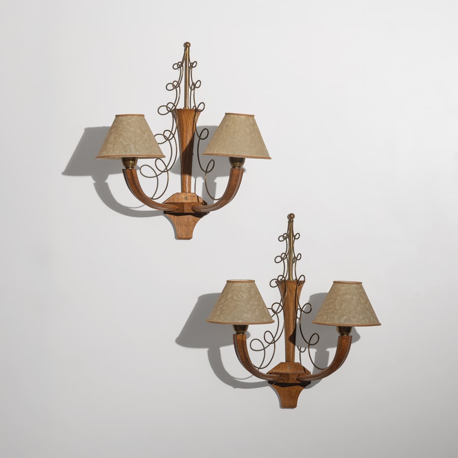 MANIFATTURA ITALIANA: Coppia di lampade da parete. Legno di rovere massello, ottone, pergamena sintetica. Italia, fine anni '30. Senza paralumi cm 55x34x25 ca. A PAIR OF ITALIAN WALL LAMPS Buone condizioni. Parti lignee ri
