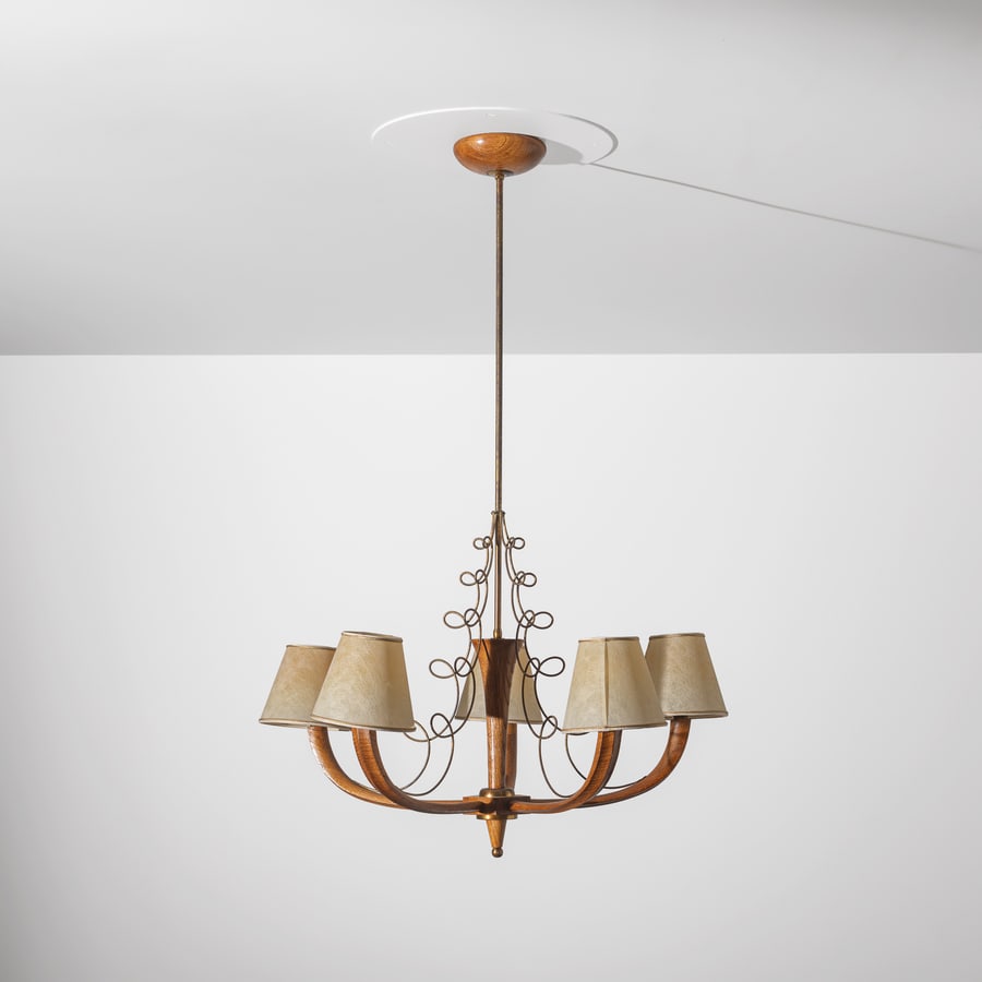 MANIFATTURA ITALIANA: Lampada a sospensione. Legno di rovere massello, ottone, pergamena sintetica. Italia, fine anni '30. Senza paralumi cm 112, diametro cm 65 AN ITALIAN CEILING LAMP Buone condizioni. Parti lignee