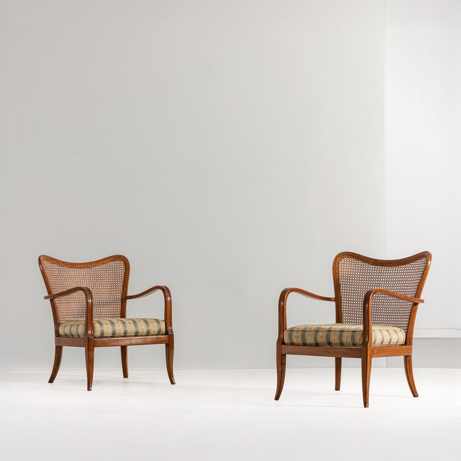 MARIO CERGHINI: Coppia di poltrone. Legno, paglia di Vienna. Italia anni '40. cm 80x67x60 A PAIR OF ARMCHAIRS BY M. CEREGHINI Buone condizioni generali. Piccole righe, leggeri graffi, normali segni dovuti all'uso quo