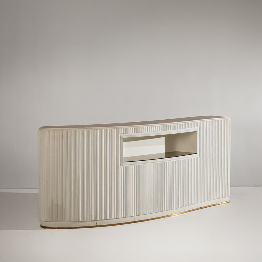 OSVALDO BORSANI: Consolle curva. Legno gessato, marmo, ottone, vetro colorato. Produzione Atelier Borsani Varedo anni '40. cm 91x205x35 ca A CURVED CONSOLLE BY O. BORSANI Buone condizioni generali. Righe, graffi,