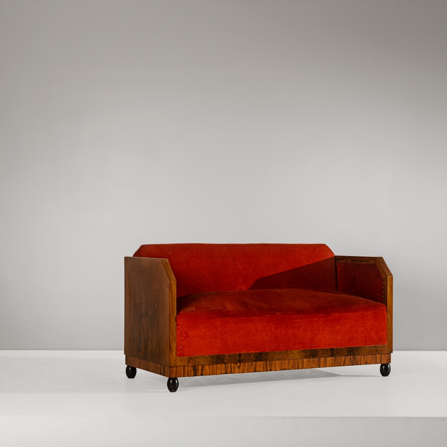 GAETANO BORSANI: Divano. Legno ebanizzato, multistrato impiallacciato in radica, legno esotico, tessuto imbottito. Produzione Atelier Borsani, anni '30. cm 72x130x60 A SETTEE BY G. BORSANI Buone condizioni generali.