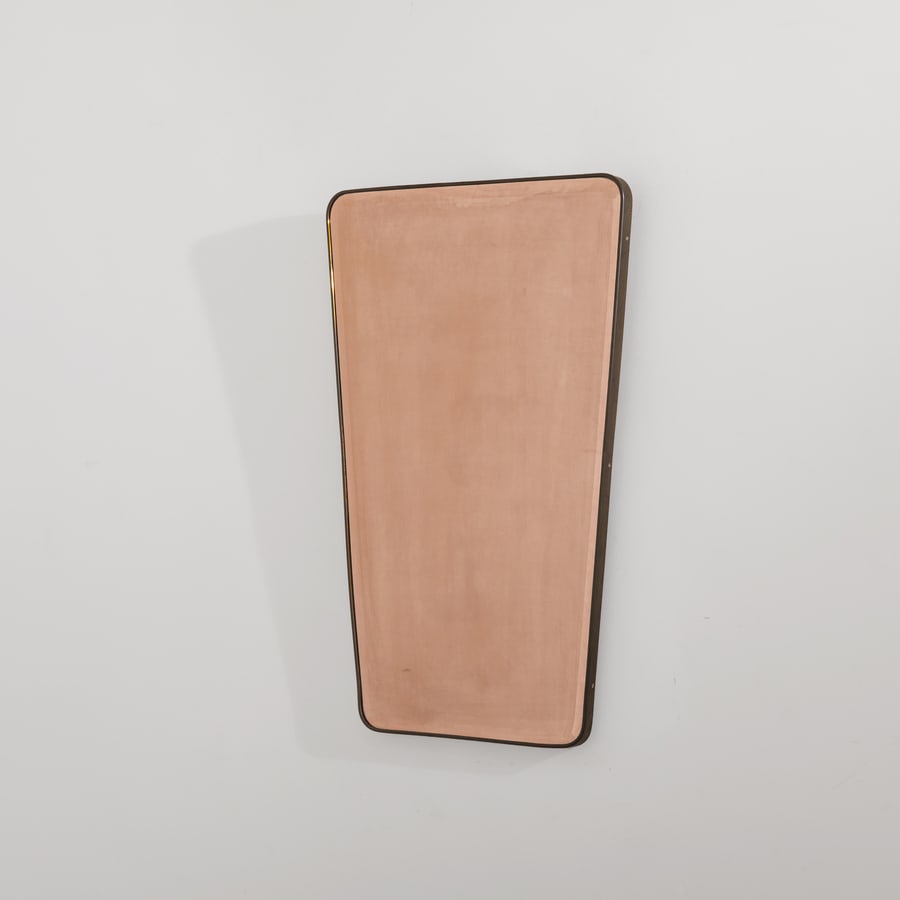 MANIFATTURA ITALIANA: Specchio. Legno, ottone, cristallo specchiato. Italia anni '50 cm 91x58x2,5 AN ITALIAN MIRROR Buone condizioni generali. Piccole righe, leggeri graffi, normali segni di usura. Ottone in patina con