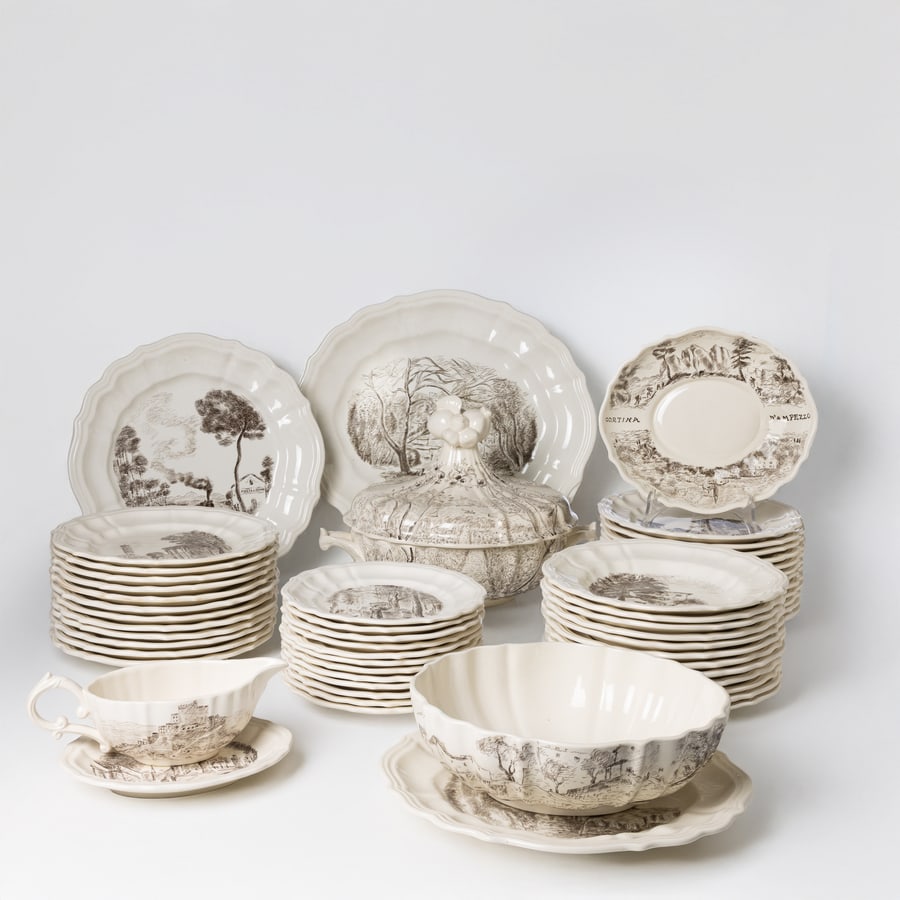 MICHELE CASCELLA: Servizio di piatti Vedute d'Italia. Ceramica serigrafata ed invetriata. 56 pezzi. Esecuzione Società Ceramica Italiana Laveno, 1950 ca. Timbro dell'editore e descrizione del sito raffigurato
