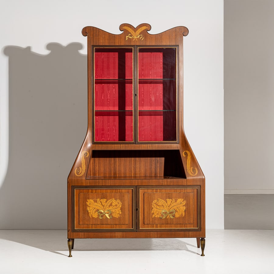GIOVANNI GARIBOLDI: Mobile. Legno, legno dorato, legno di acero, intarsi in legno di pregio, cristallo molato, ottone. Esecuzione Colli,anni '40. cm 218x140x43 A TRUMEAU BY G. GARIBOLDI D. Alaimo, S. Mira, Colli.