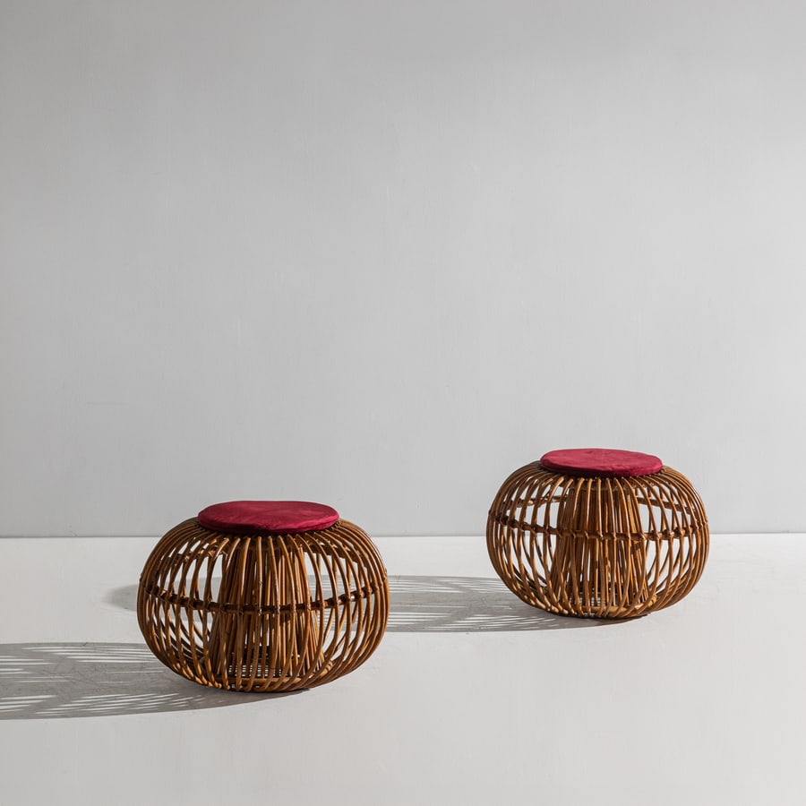 MANIFATTURA ITALIANA: Coppia di poggiapiedi. Midollino e canna d'India, tessuto imbottito. Italia anni '60 cm 40x60x60 A PAIR OF ITALIAN STOOLS Buone condizioni generali. Piccole righe, leggeri graffi, normali segni di