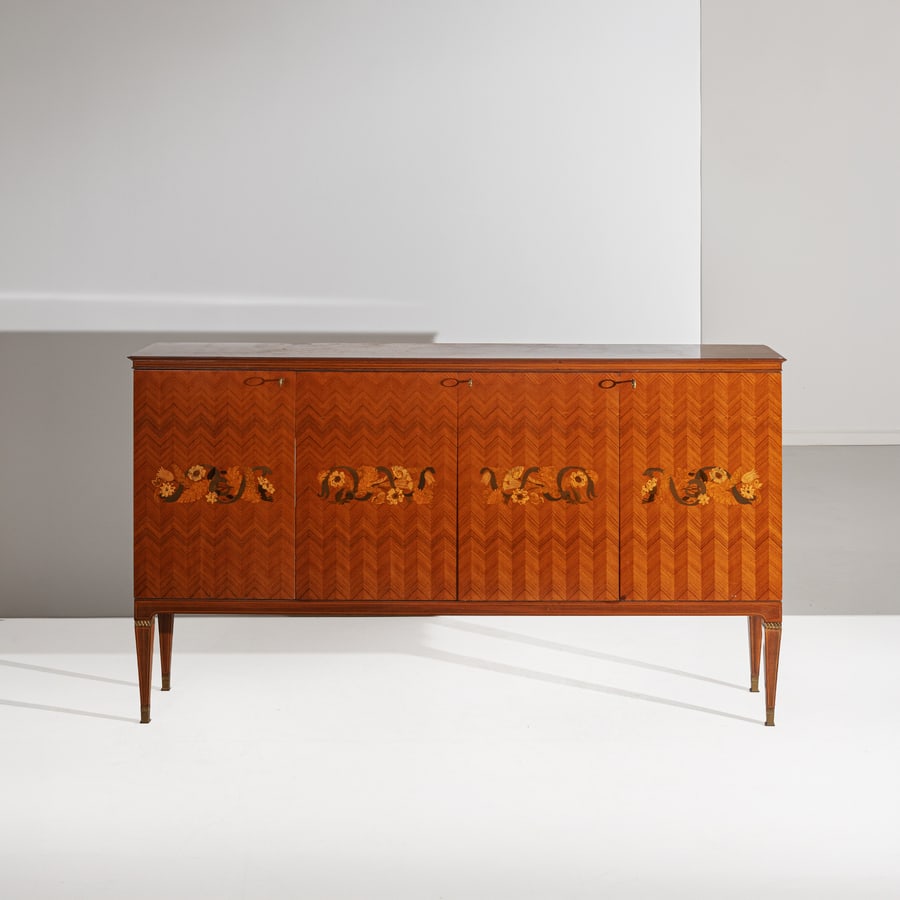 PAOLO BUFFA: Credenza. Legno esotico. legno di acero, intarsi in legni di pregiati, ottone, cristallo molato. Italia anni '40. CM 137X244X45 CA. Buone condizioni generali. Piccole righe, leggeri graffi, normali se
