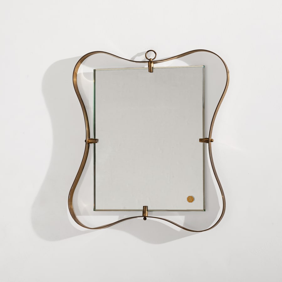 FONTANA ARTE: Specchio. Ottone, cristallo specchiato. Produzione Fontana Arte anni '50. Etichetta del produttore. cm 37x33,5x2 A MIRROR BY FONTANA ARTE Buone condizioni generali. Piccole righe, leggeri graffi,
