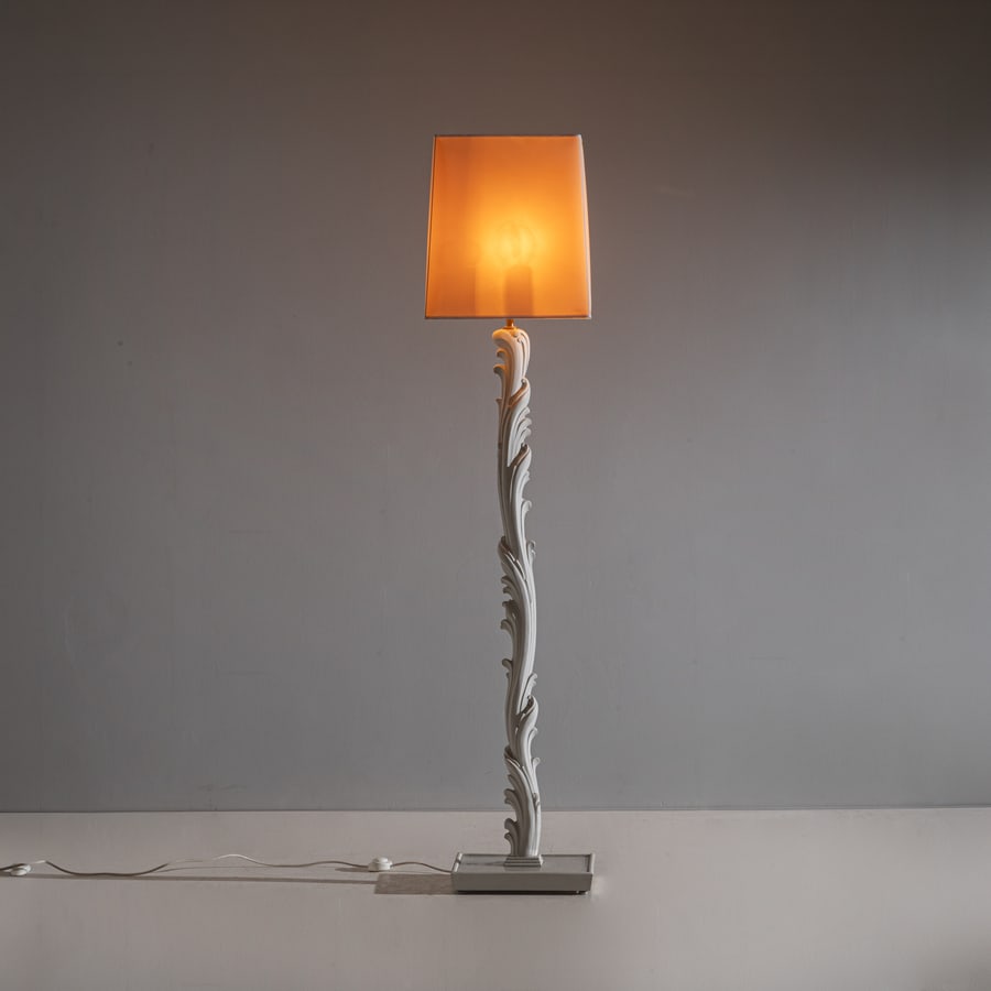 GIOVANNI GARIBOLDI (ATTRIB. A): Lampada da terra. Legno intagliato e laccato, ottone, tessuto, cristallo specchiato. Italia anni '40. con diffusore cm 190x42x23 A FLOOR LAMP ATTRIBUTED TO G. GARIBOLDI Buone condizioni generali.