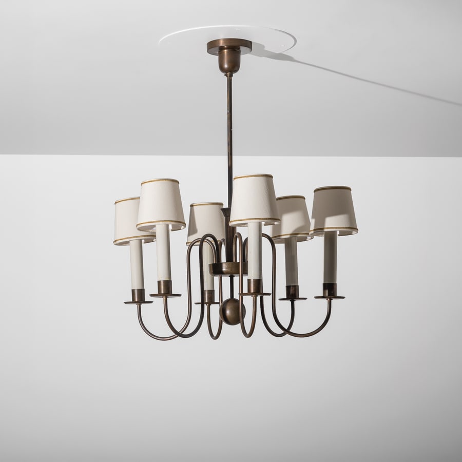 MANIFATTURA ITALIANA: Lampada a sospensione. Ottone, cartone pressato laccato, tessuto. Italia fine anni '30. Altezza senza paralumi cm 78, diametro cm 60 ca. AN ITALIAN CEILING LAMP Buone condizioni. Piccoli graffi e