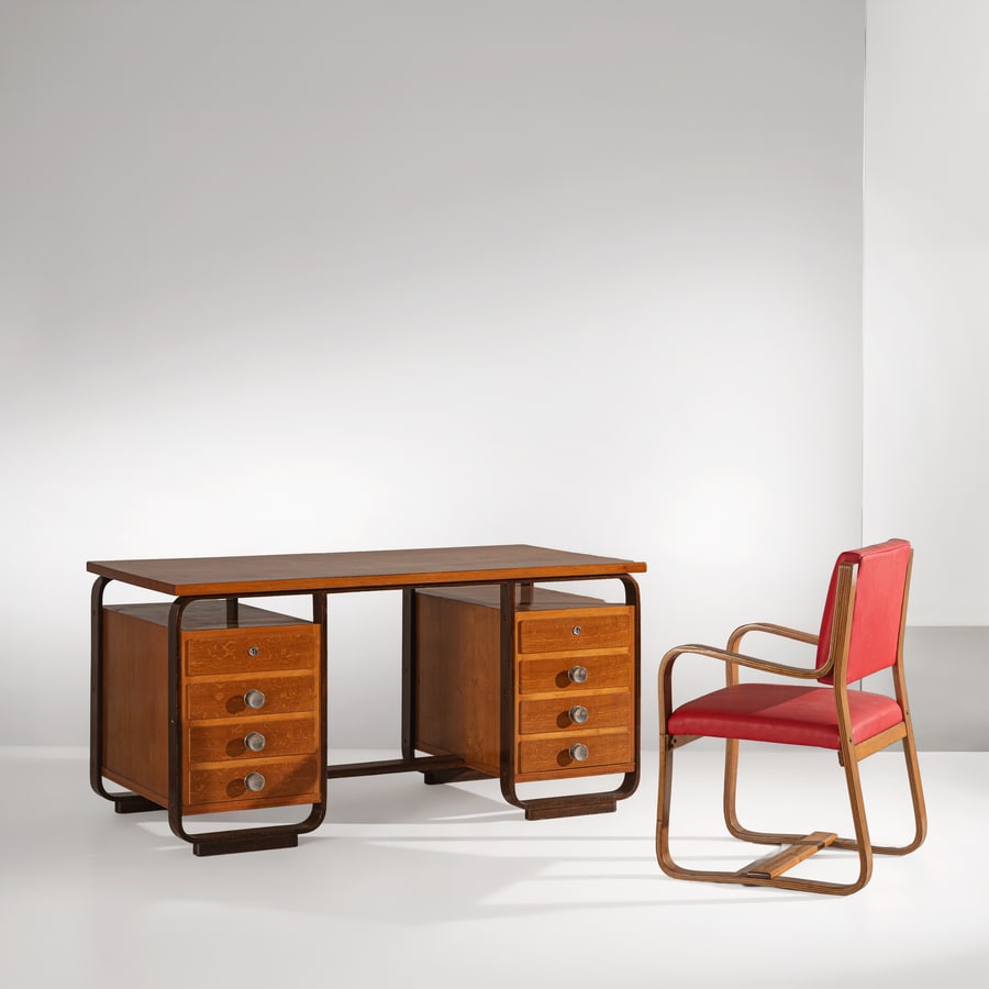 GIUSEPPE PAGANO POGATSCHNIG: Scrivania con sedia. Compensato curvato, skai imbottito, alluminio, legno di noce, legno di rovere, legno di faggio. Modello originariamente disegnato per l 'Università Bocconi di Milano. cm