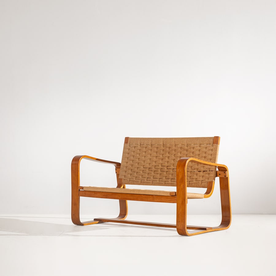 GIUSEPPE PAGANO: Divano. Legno lamellare curvato, corda di canapa intrecciata. Produzione Maggioni, Varedo ,1938 ca. Modello originariamente disegnato per l 'Università Bocconi di Milano. cm 77x120x68 A SETTEE