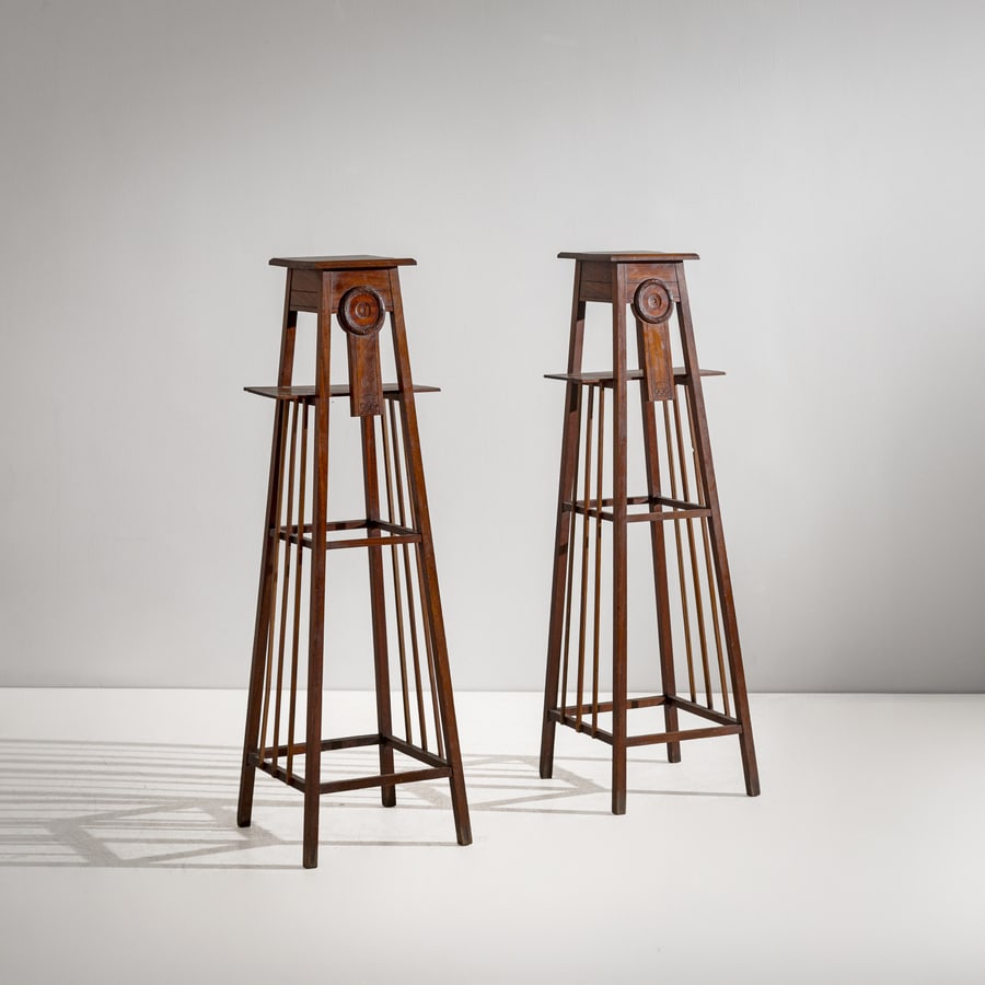 EUGENIO QUARTI (ATTRIB. A): Due sellette secessioniste. Legno di massello di mogano lavorato e inciso. Italia primi del '900. cm 127x42x39 A PAIR OF ITALIAN SECESSIONIST STANDS Buone condizioni generali. Piccole righe, leggeri
