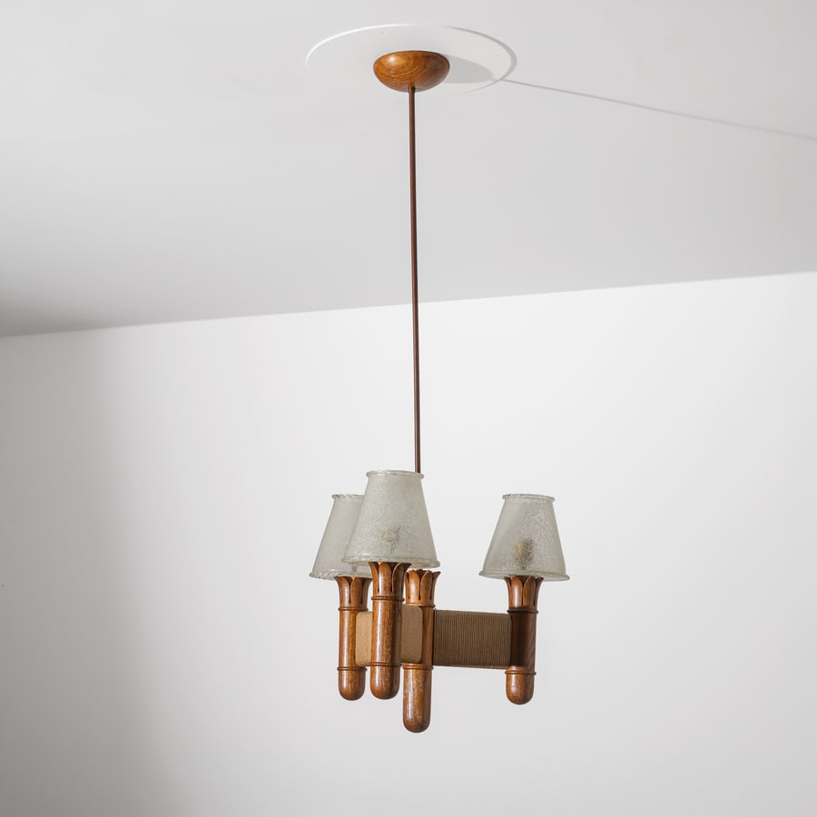 GUGLIELMO ULRICH (ATTRB. A): Lampada a sospensione. Legno di rovere massello, corda di canapa, ottone, vetro lattimo bulicante. Italia, fine anni '30. cm 100x50 ca. A CEILING LAMP ATTRIBUTED TO G. ULRICH Condizioni molto buone.