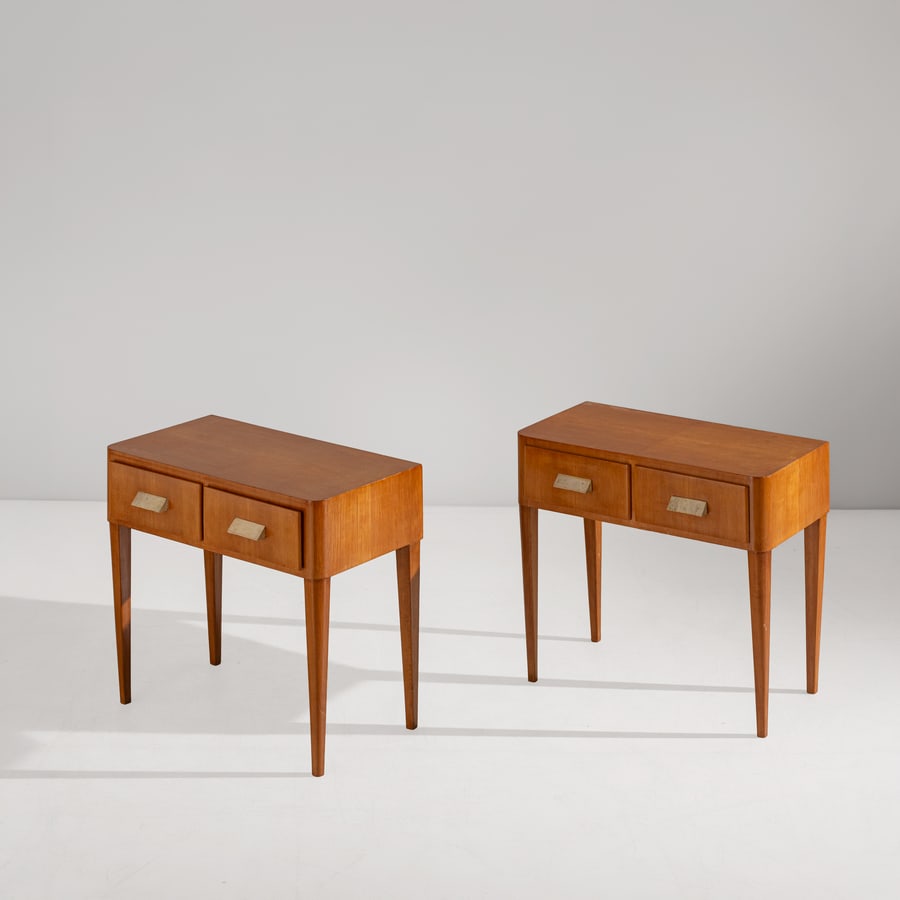 GIO PONTI (ATTRIB. A): Coppia di comodini. Legno di ciliegio, compensato, pergamena. Italia anni '40. cm 53x60x35 A PAIR OF BEDSIDE TABLES ATTRIBUTED TO G. PONTI Buone condizioni. Segni del tempo come piccoli graffi , ammac