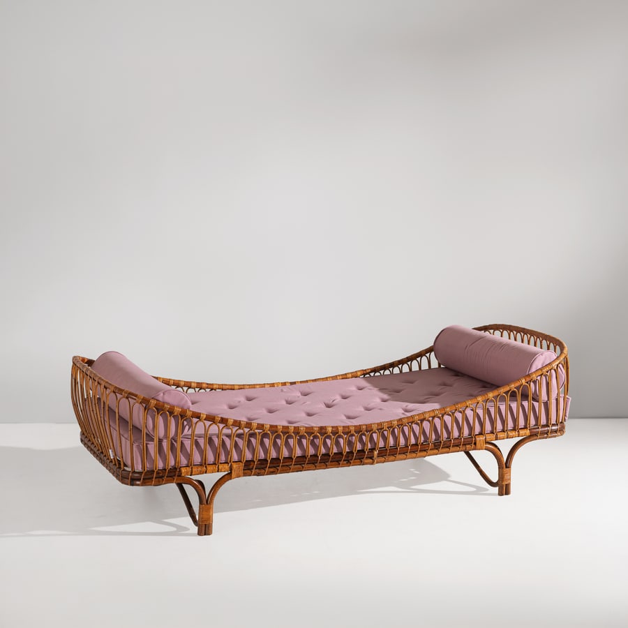 TITO AGNOLI (ATTRIB. A): Letto a giorno. Canna d'India, malacca trafilata, tessuto imbottito. Italia Anni ' 60. cm 60x 88x210 A DAY BED ATTRIBUTED TO T. AGNOLI Condizioni molto buone. Segni di usura, piccole righe, trascurabi