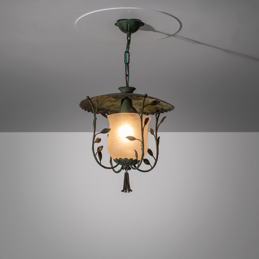 MANIFATTURA ITALIANA: Lanterna. Metallo patinato, vetro acidato. Italia anni '40. cm 60x35x35 ca. AN ITALIAN LANTERN Buone condizioni generali. Piccole righe, leggeri graffi, normali segni di usura. Metallo in patina.