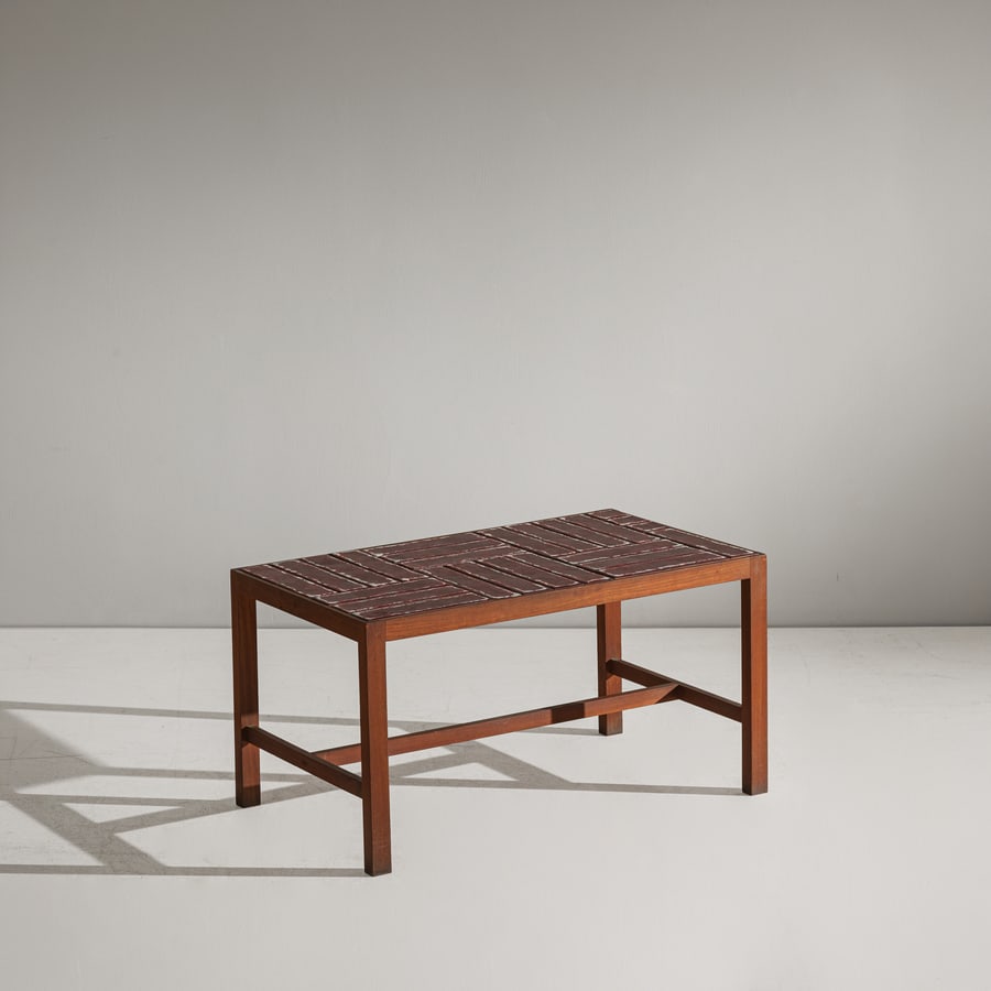 MANIFATTURA FRANCESE: Tavolino da centro. Legno di teak, ceramica smaltata e colorata. Francia anni '60. cm 45x86,5x47 A FRENCH LOW TABLE Buone condizioni generali. Piccole righe, leggeri graffi, normali segni di usura.