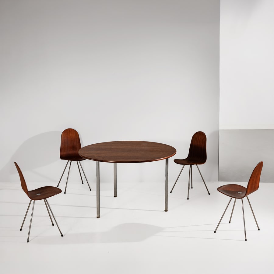 FRANCO CAMPO, CARLO GRAFFI: Un tavolo e quattro sedie smontabili. Metallo cromato, alluminio goffrato, compensato lastronato in legno esotico. Produzione Home, Torino 1958 ca. Decalcomania della manifattura. cm 120x73, cm