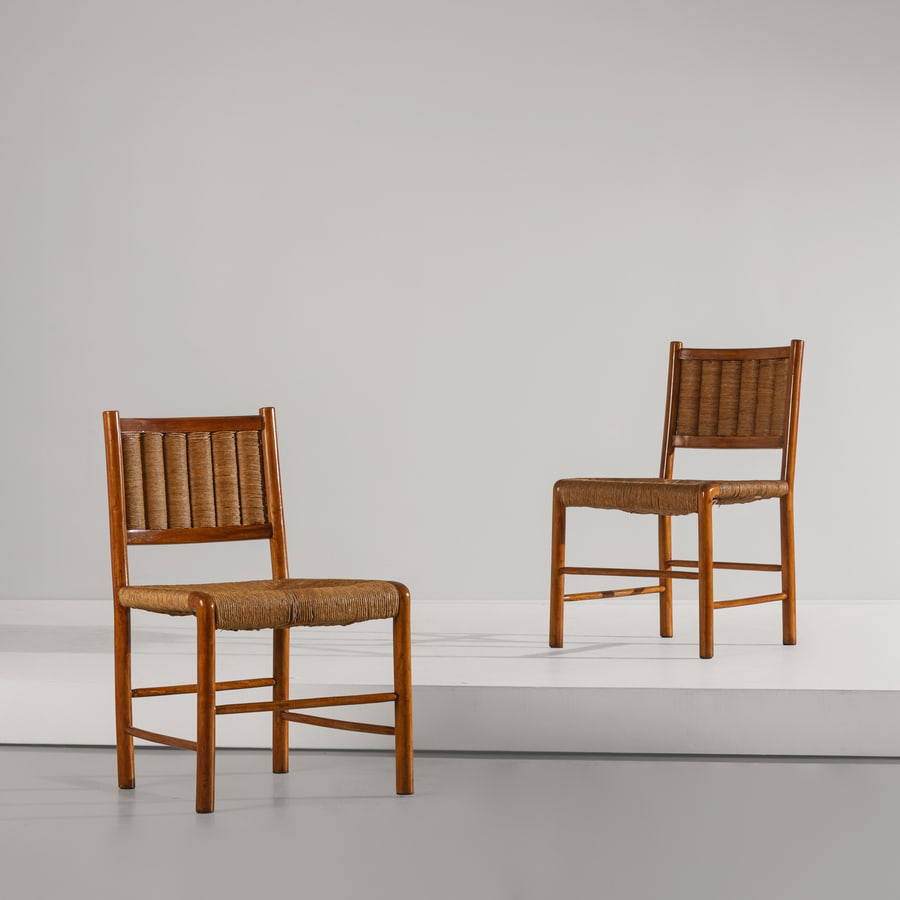 EMANUELE RAMBALDI: Coppia di poltroncine. Legno di faggio tinto, paglia di fiume intrecciata. Produzione Chiappe, anni '50. cm 80x50x46 TWO ARMCHAIRS BY E. RAMBALDI Domus n.65, maggio 1933, p. 232. Buone condizioni