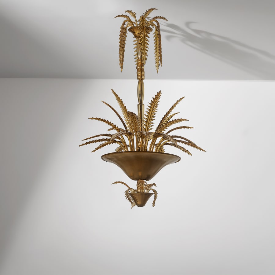 FRATELLI TOSO (ATTRIB. A): Lampada a sospensione. Metallo, vetro paglierino lavorato a caldo. Esecuzione Ferro & Toso, Murano anni '30. cm 130x80x80 ca. CEILING LAMP BY FRATELLI TOSO Buone condizioni generali. Piccole righe,