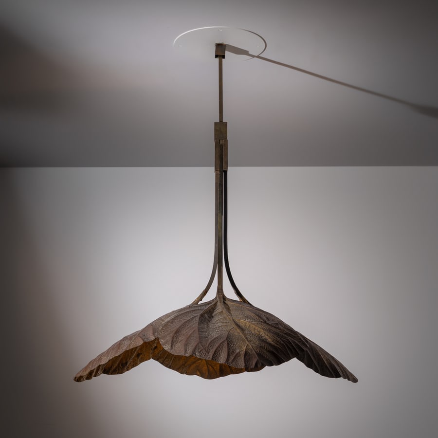 TOMMASO BARBI: Lampada a sospensione. Ottone sbalzato. Produzione Bottega Gadda anni '70. cm130x110x110 ca. A CEILING LAMP BY T. BARBI Buone condizioni generali. Piccole righe, leggeri graffi, normali segni di