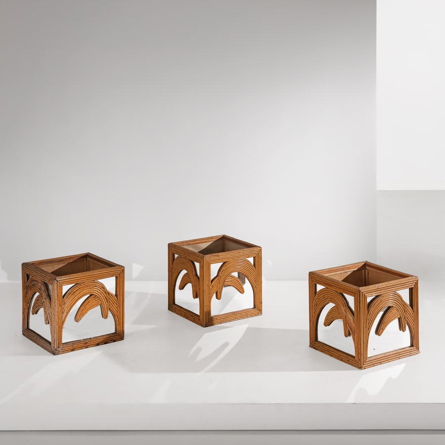 VIVAI DEL SUD: Tre fioriere. Legno, canna d'India, cristallo specchiato , ottone. Italia anni '70. cm 50x50x50 THREE FLOWER POSTS BY VIVAI DEL SUD Buone condizioni generali. Righe, graffi, normali segni di usura.