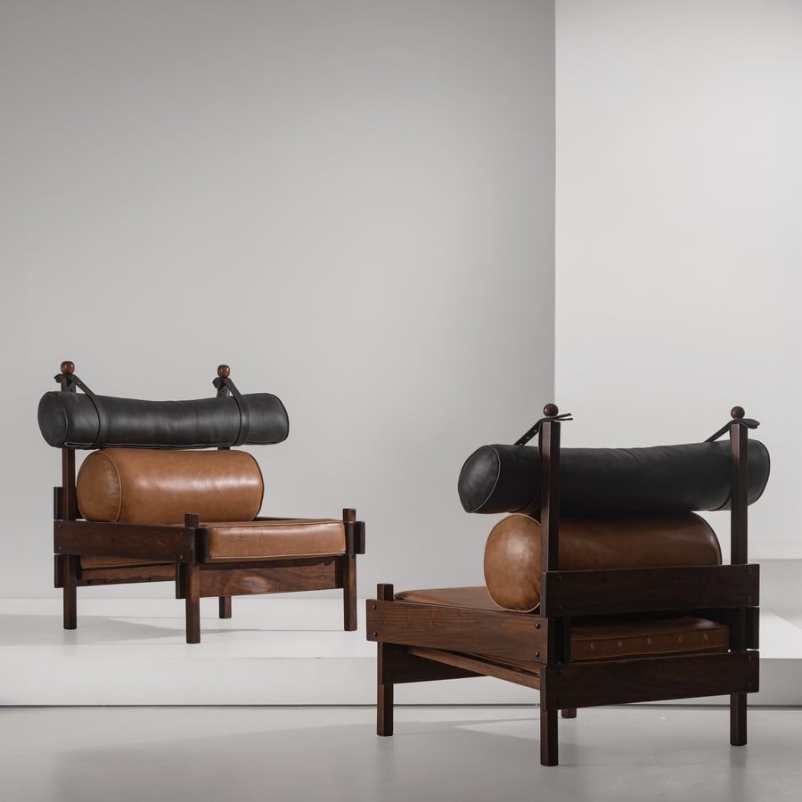 SERGIO RODRIGUES: Coppia di poltrone mod. Tonico. Legno esotico, pelle imbottita. Brasile 1963. cm 96x100x80 A PAIR OF ARMCHAIRS BY S. RODRIGUEZ Per un modello simile vedi: S. Cals, Sergio Rodrigues, Catalogo