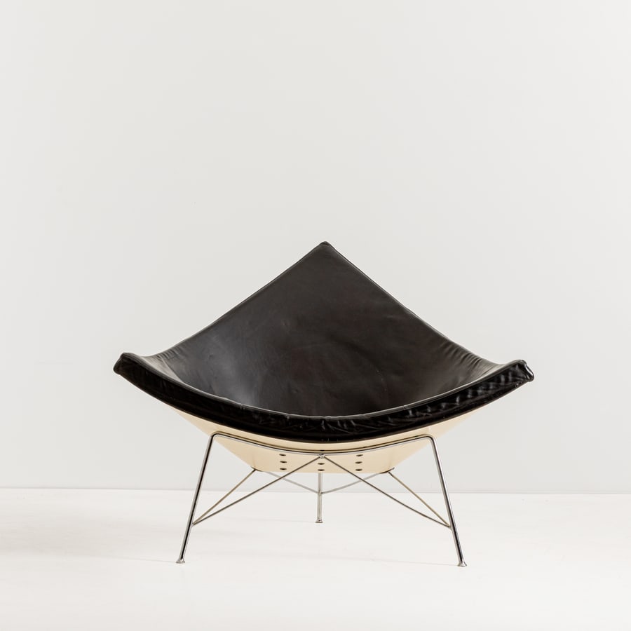 GEORGE NELSON: Poltrona mod. Coconat. Metallo cromato, fibra di vetro, vinilpelle imbottita. Produzione Vitra anni '70. Etichetta Vitra cm 82x102x83 AN ARMCHAIR BY G. NELSON George Nelson: Architect, Writer,
