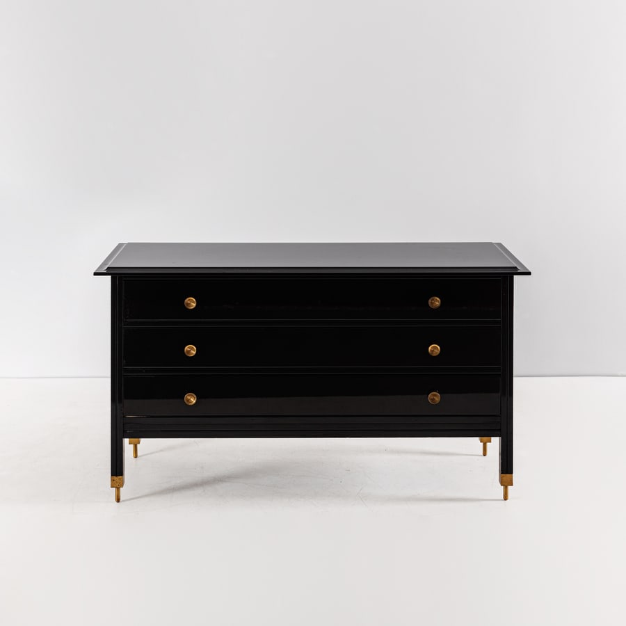 CARLO DE CARLI: Cassettone mod. DC 154. Legno laccato, ottone. Produzione Sormani, 1964 ca. cm 83x143x54 A CHEST OF DRAWERS BY C.DE CARLI Domusn. 410, gennaio 1964, p. d/190; Pietro Toschi, Franco Magnani, Abitare