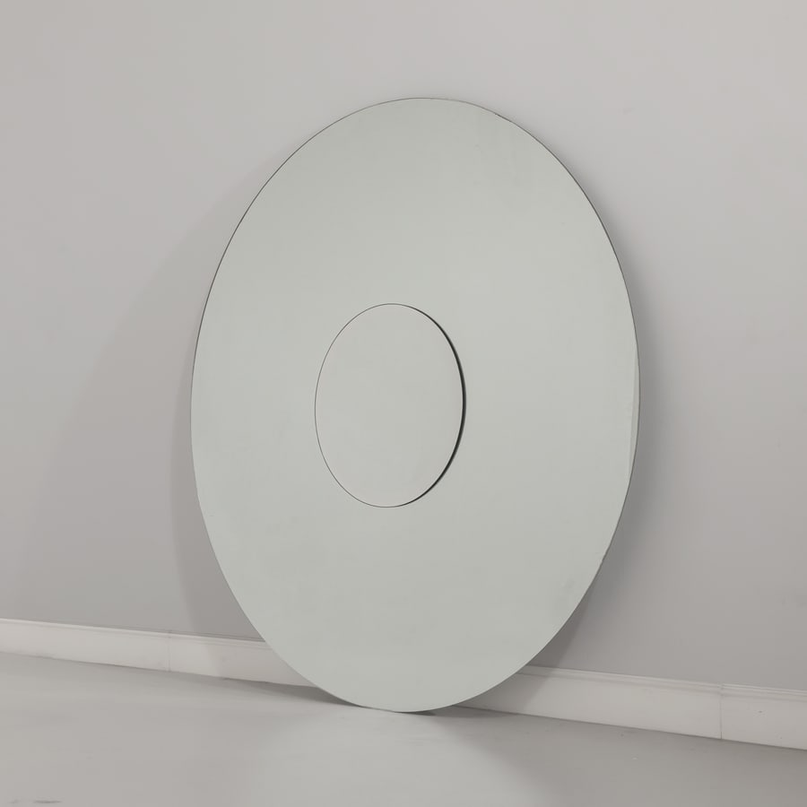 CESARE AUGUSTO NAVA: Grande specchio. Legno, cristallo specchiato. Italia anni '80. diametro cm 154 A MIRROR BY C. A. NAVA Buone condizioni generali. Piccole righe, leggeri graffi, normali segni di usura.