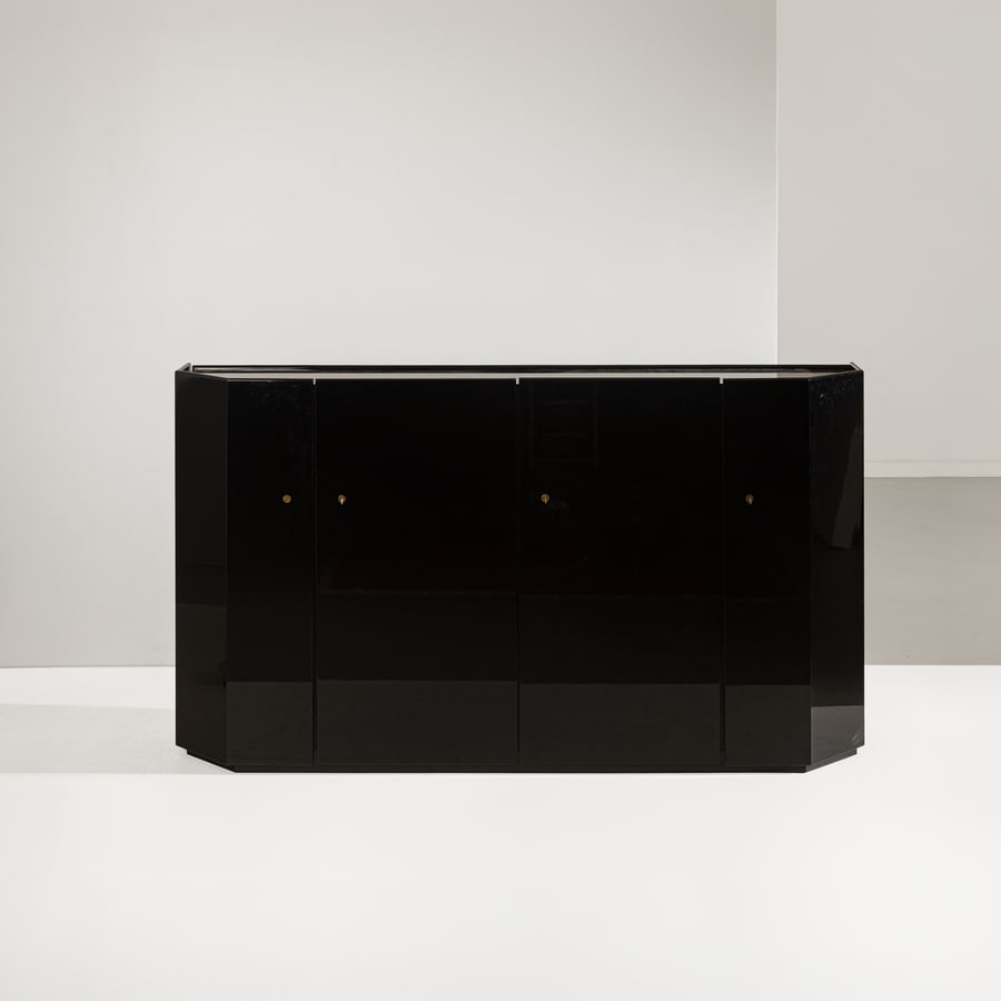 KAZUHIDE TAKAHAMA: Mobile contenitore della serie Bramante. Legno laccato, metallo cromato. Produzione Simon Ultramobile, 1975 ca. cm 133x235x44,5 A HIGH BOARD BY K. TAKAHAMA Accademia delle Belle Arti di Brera, Dino Ga