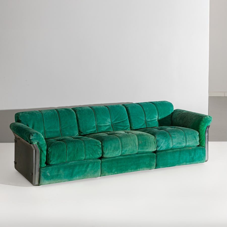VITTORIO INTROINI: Divano componibile. Metacrilato stampato, acciaio cromato, tessuto imbottito. Produzione Saporiti anni '70. Marchio del produttore a rilievo sotto il divano. cm 66x234x87 A SETTEE BY V. INTROINI Buone