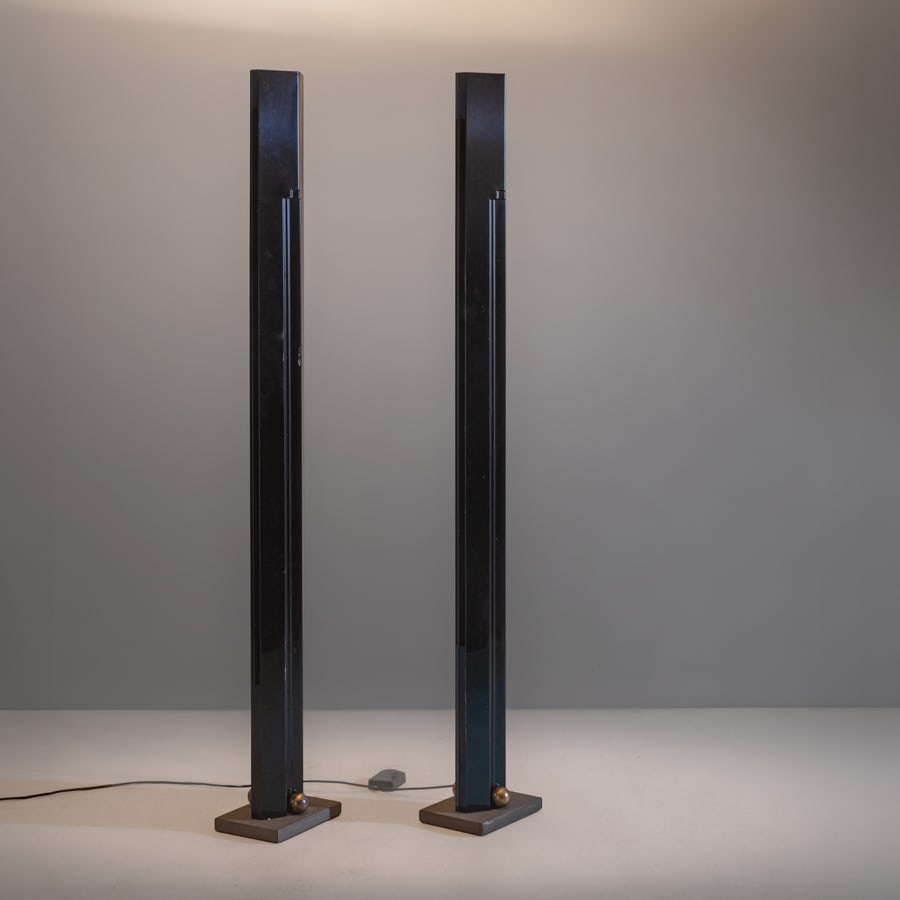 KATZUIDE TAKAHAMA: Due lampade da terra mod. Totem. Pietra serena, metallo smaltato, metallo dorato. Produzione Sirrah, 1980 ca. cm 182x25x19 ca. A PAIR OF FLOOR LAMPS BY K. TAKAHAMA AA.VV., Dino Gavina. Ultrarazionale 