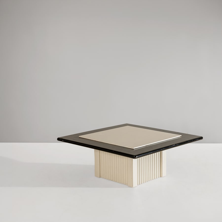MANIFATTURA ITALIANA: Tavolino. Legno laccato. Italia, anni '80. cm 39x100x100 AN ITALIAN COFFEE TABLE Buone condizioni generali. Lievi righe, leggeri graffi, segni di usura e piccole mancanze alla laccatura. Segni più