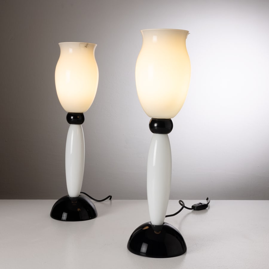 AURELIANO TOSO: Coppia di lampade da tavolo. Vetro colorato. Italia anni '80. cm 52,5x base 15,5 ca. A PAIR OF TABLE LAMPS BY A. TOSO Condizioni molto buone. Righe, segni di usura. lieve ossidazione. Trascurabili sbe