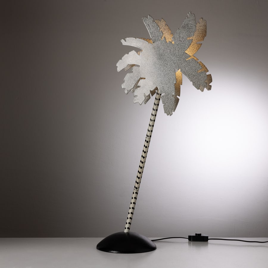 ELIO FIORUCCI: Lampada da tavolo. Metallo goffrato, metallo serigrafato. Produzione Targetti anni '80. Marchio del produttore. cm 92x48x23 A TABLE LAMP BY E. PUCCI Aloni e manca una porzione di decoro sul retro di u