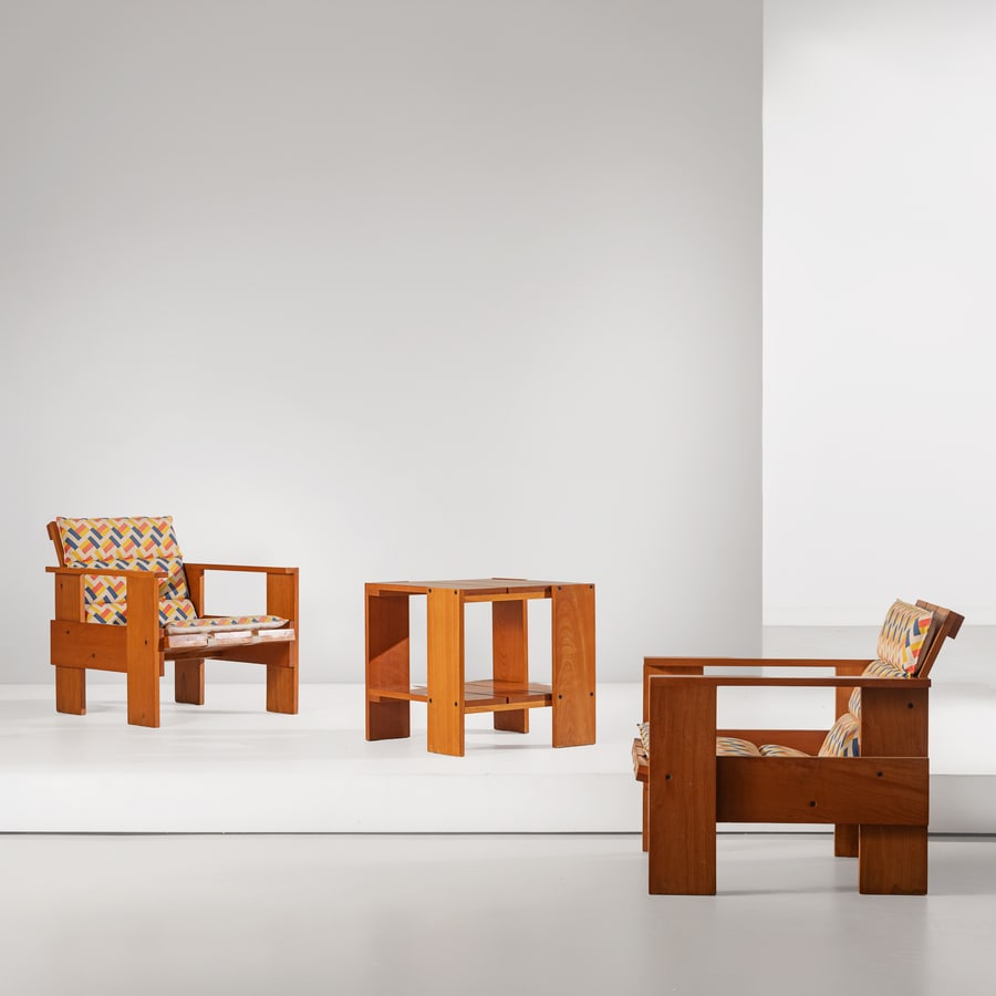 GERRIT THOMAS RIETVELD: Due poltronone ed un tavolino mod. Crate 1. Legno di faggio, tessuto imbottito. Disegno del 1934,Produzione Cassina, collezione I Maestri, anni '80; timbro del produttore sul legno. cm 70x56x65 A PAIR