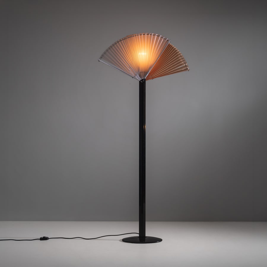 AFRA & TOBIA SCARPA: Lampada da terra mod. Butterfly. Metallo verniciato, vetro satinato, tessuto ignifugo plissettato. Produzione Flos, 1985 ca. cm 205x40x30 A FLOOR LAMP BY A. & T. SCARPA G. Gramigna, Repertorio del