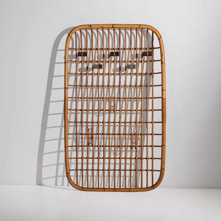 OLAF VON BOHR: Appendiabiti. Bamboo, malacca intrecciata, legno tornito. Italia anni '50. cm 150x90x15 A COAT HANGER BY O. VON BOHR Buone condizioni generali. Piccole righe, leggeri graffi, normali segni di usura.