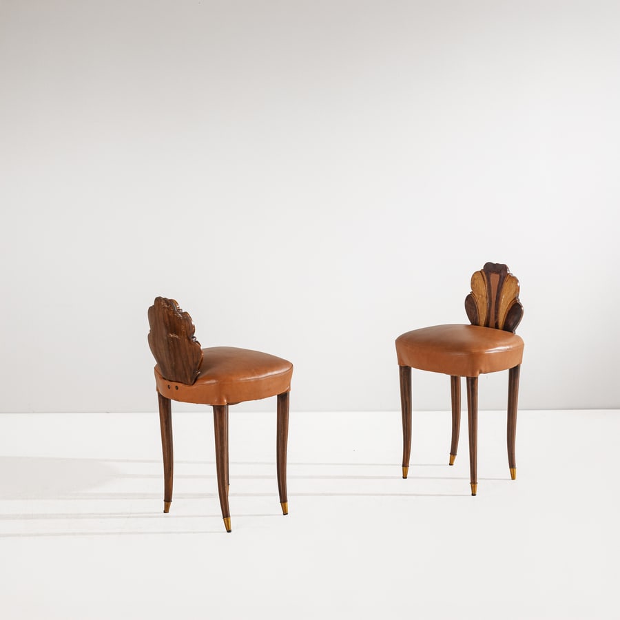 MANIFATTURA ITALIANA: Due sgabelli Deco. Legno di acero, legno di noce, vinilpelle imbottita, ottone. Italia anni '50. cm 70x38x37 A PAIR OF ITALIAN STOOLS Buone condizioni generali. Piccole righe, leggeri graffi, normali