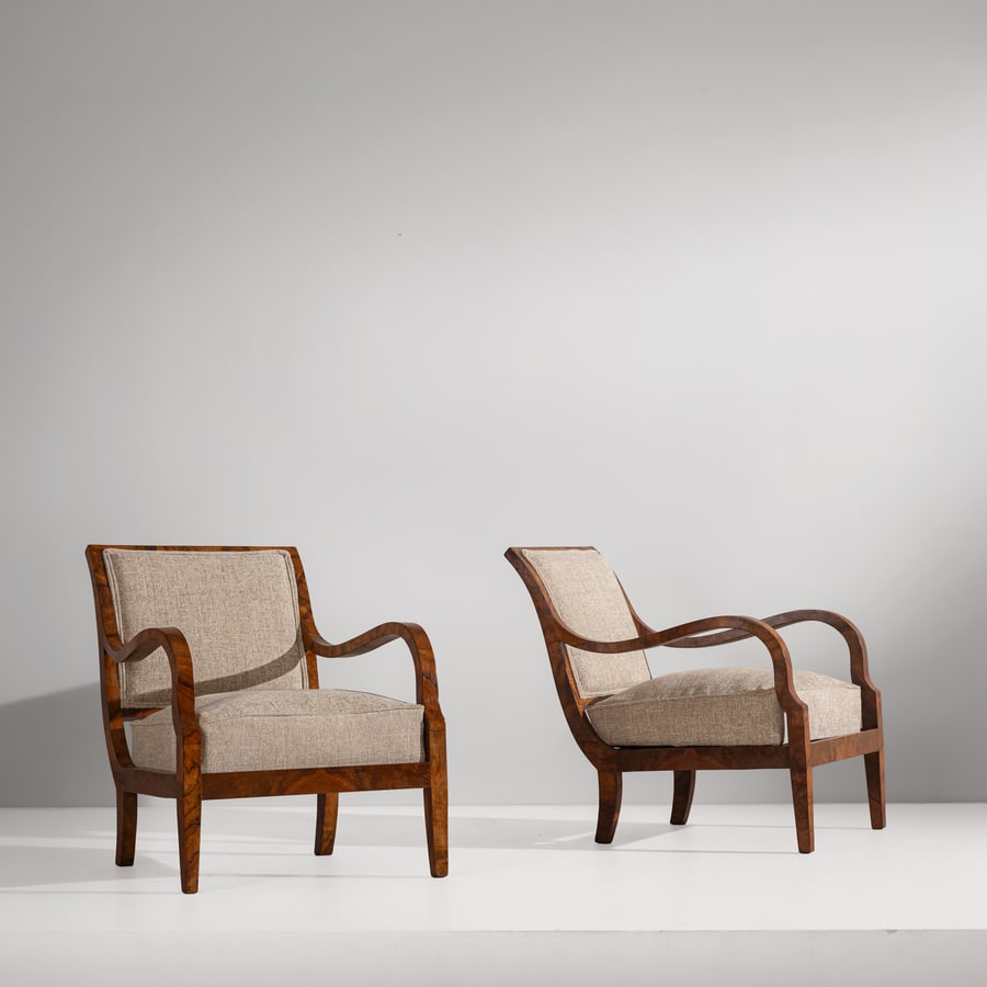 GUGLIELMO ULRICH: Coppia di poltrone. Legno e radica di noce, tessuto imbottito. Produzione l'Arca, anni '30. Marchio a fuoco del produttore impresso. cm 72x61x75 A PAIR OF ARMCHAIRS BY G. ULRICH Buone condizioni gener