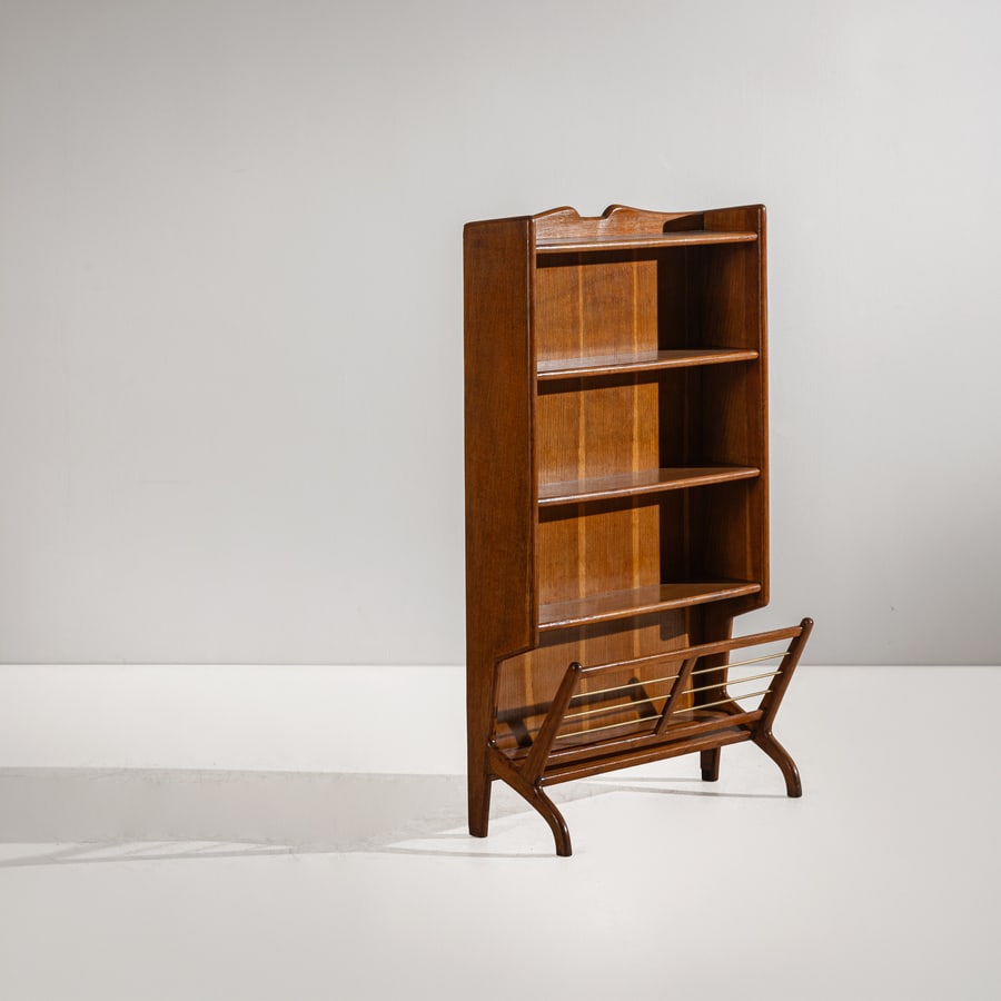 MANIFATTURA ITALIANA: Etagère. Legno di noce, legno di rovere, metallo. Anni '40. cm 111x66x28 AN ITALIAN ?TAG?RE Buone condizioni generali. Piccole righe, leggeri graffi, normali segni di usura. Piccole mancanze.