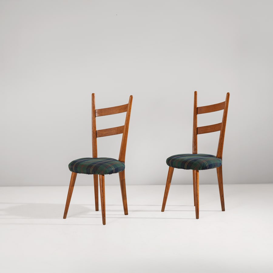 CASA & GIARDINO (ATTRIB. A): Coppia di sedie. Legno di rovere, tessuto imbottito. Italia, anni '40 cm 94x45x42 TWO CHAIRS ATTRIBUTED TO CASA & GIARDINO Buone condizioni generali. Parti lignee rilucidate, permangono trascurabili