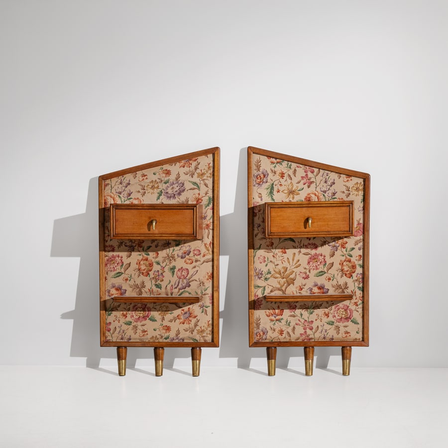 MANIFATTURA ITALIANA: Due comodini. Legno di noce, legno di acero, ottone, tessuto. Italia, anni 40. cm 80x44x23 TWO ITALIAN BEDSIDE TABLES Buone condizioni. Parti lignee rilucidate, permangono trascurabili mancanze e