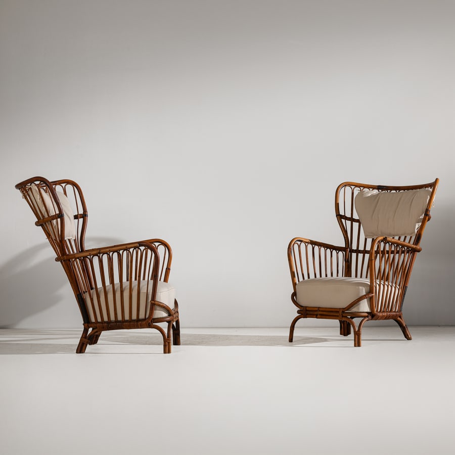 GIULIO MINOLETTI: Coppia di poltrone. Bamboo, midollino intrecciato, tessuto imbottito. Italia anni '50. cm 92x70x89 A PAIR OF ARMCHAIRS BY G. MINOLETTI Per linee e proporzioni cfr.: Domus n. 282, maggio 1953, p. 57;