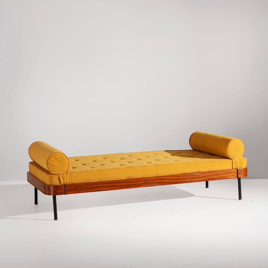 GIO PONTI: Letto a giorno. Metallo, metallo verniciato, legno di varie essenze curvato, tessuto imbottito. Produzione Ital-bed, anni '60. cm 64x198x90 A DAY BED BY G. PONTI Cfr.: Domus, n. 440, luglio 1966, spec