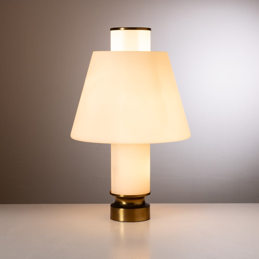 MAX INGRAND: Lampada da tavolo mod. 2420. Ottone, vetro opalino incamiciato. Produzione Fontana Arte, anni '60. cm 58x35x35 A TABLE LAMP BY M. INGRAND Catalogo Fontana Arte n. 8, 1966, p. 29. Condizioni molto buon
