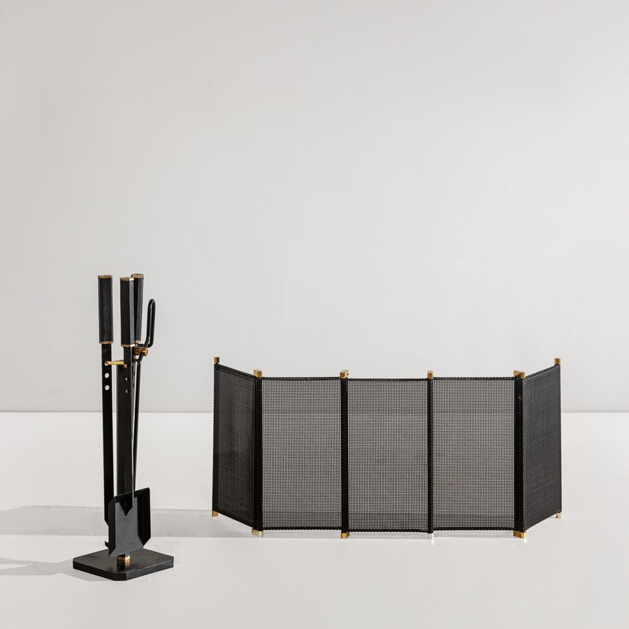 AFRA E TOBIA SCARPA: Set da camino composto da para scintille, attrezzi. Metallo brunito e smaltato, ottone, cuoio. Produzione DImensione Fuoco, 1980 ca. porta attrezzi cm 77,5x20x20; para scintille cm 50x92x25 A FIRE